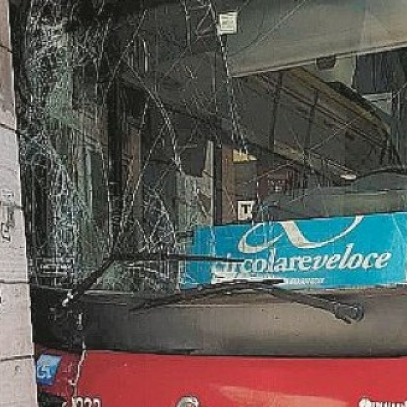 Autobus dell'Amaco sfonda negozio