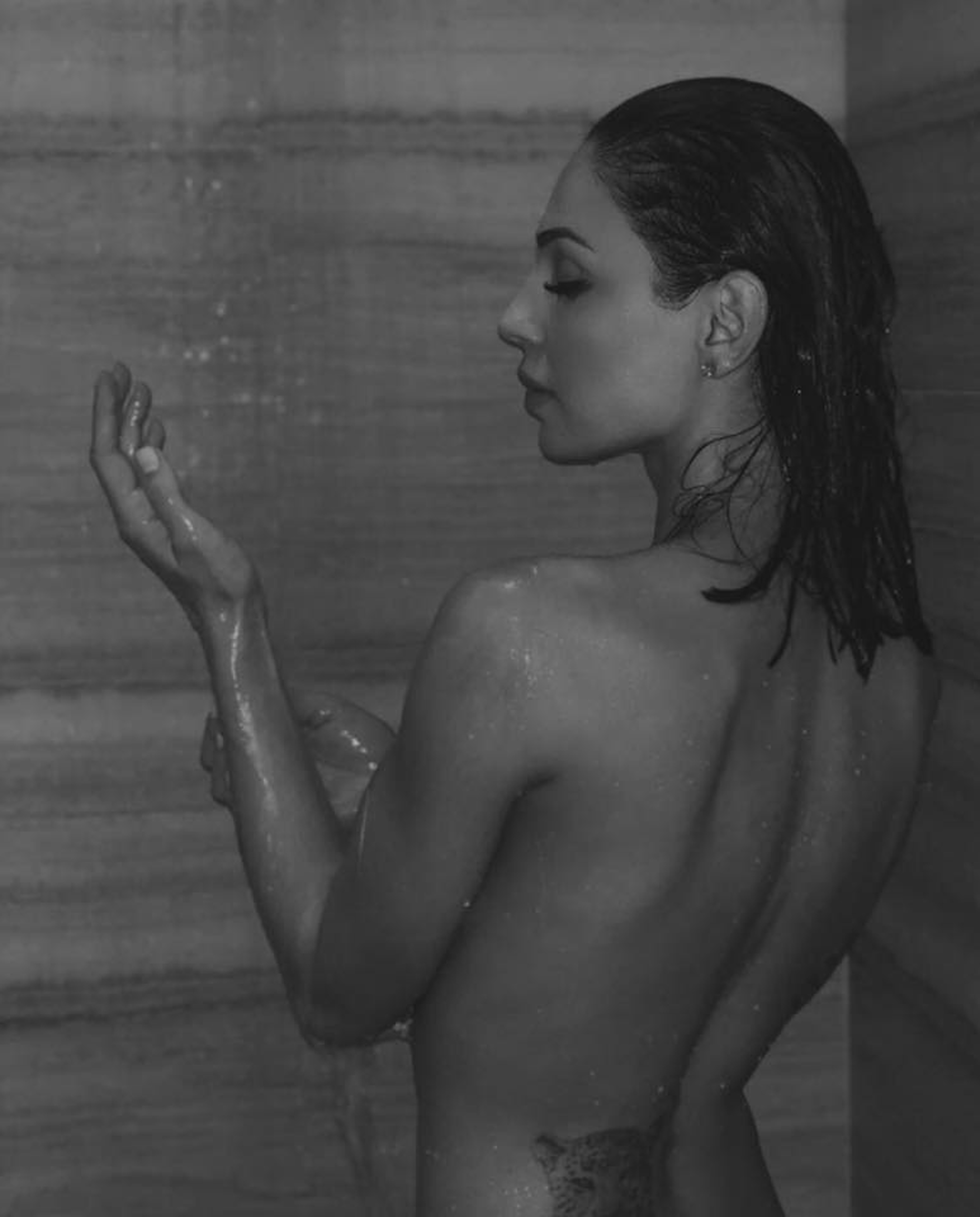 Nuda sotto la doccia, i nuovi scatti di Anna Tatangelo scatenano il web.