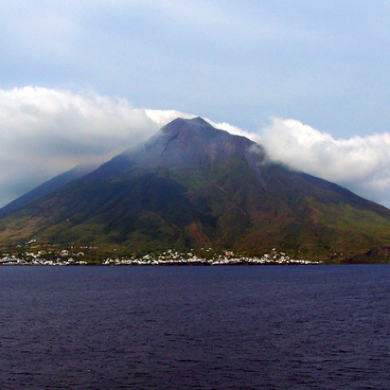 Il vulcano Stromboli (fonte: blucolt, Wikipedia)