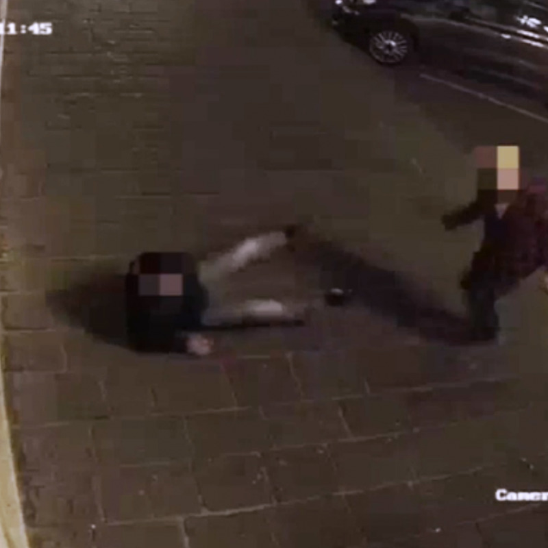 Un frame del video della brutale aggressione a Davide Ferrerio avvenuta la sera dell’11 agosto scorso in via Vittorio Veneto a Crotone