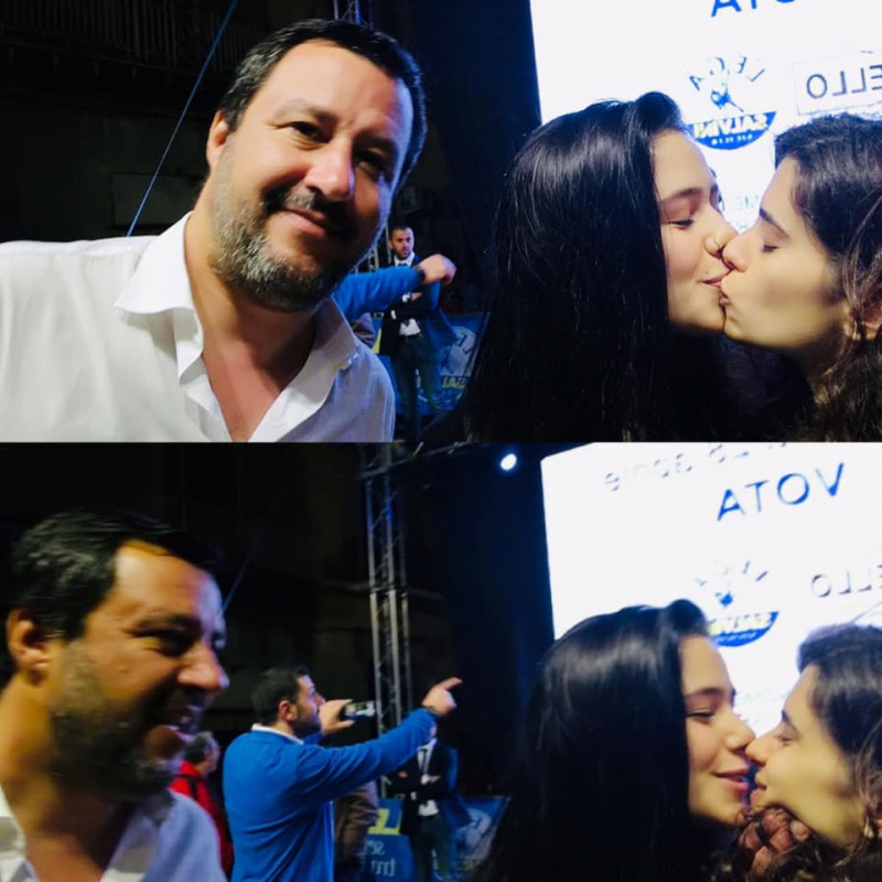 Gaia e Matilde immortalate mentre si baciano in un selfie con Matteo Salvini