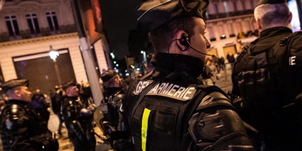 Grida "Allah Akbar" e si lancia contro i passanti a Parigi: un morto e due feriti