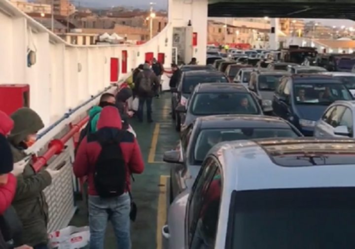 Appelli e decreti per il Coronavirus inutili, le foto delle code di auto  agli imbarcaderi per Messina - Gazzetta del Sud