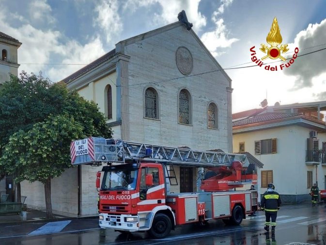 Croce pericolante su una chiesa di Catanzaro recuperata dai vigili del  fuoco - Gazzetta del Sud