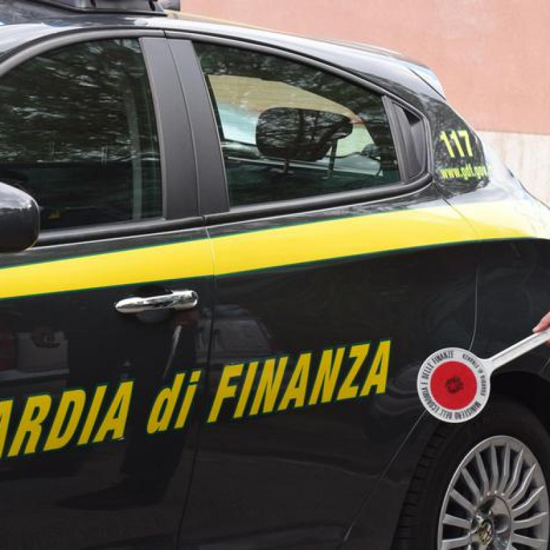 Un'auto della Guardia di Finanza a Lamezia Terme.