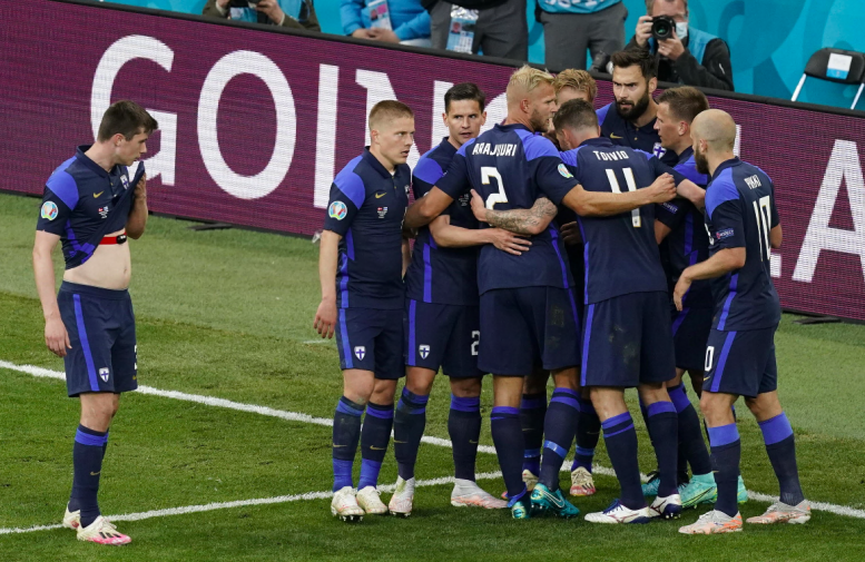 L’abbraccio contenuto dei finlandesi dopo il gol alla Danimarca