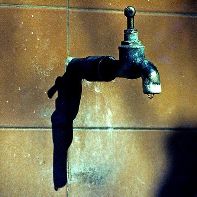 (ANSA) - ANCONA, 22 MAG - Un rubinetto a secco durante una fase siccitosa della stagione.