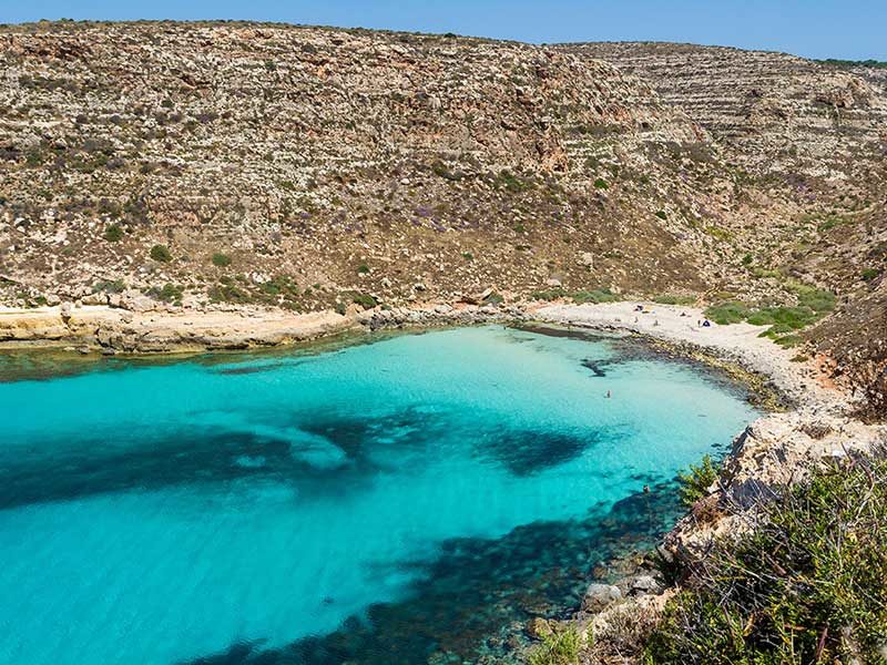 Lampedusa, trovati a Cala Pulcino resti umani di migranti dispersi in mare - Gazzetta del Sud