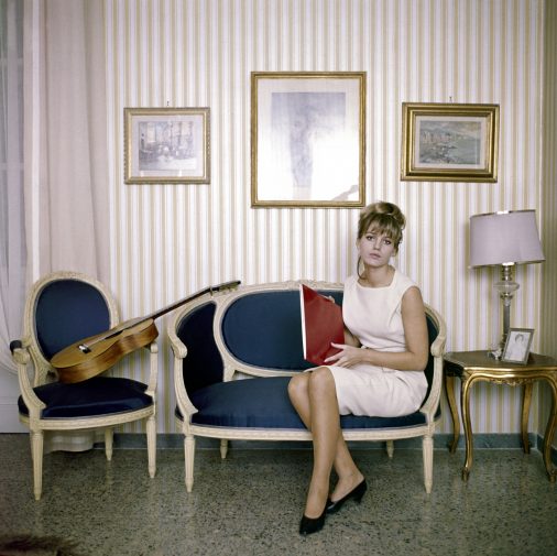©girella/Lapressearchivio storicospettacoloanni '60Catherine SpaakNella foto: Catherine Spaak, l'attrice francese, fotografata in un salotto