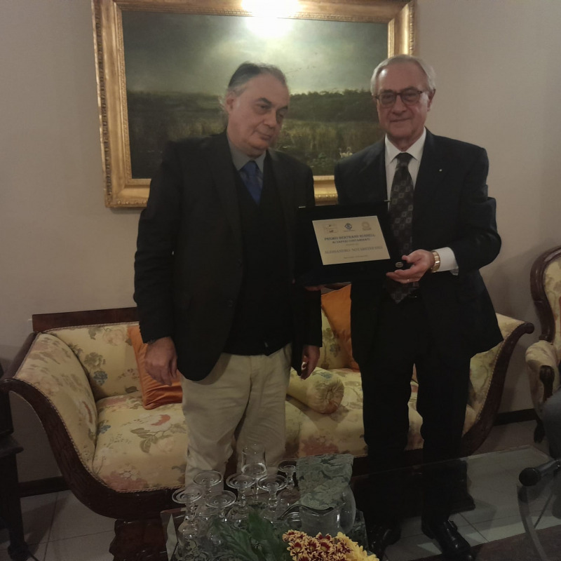 Alessandro Notarstefano riceve il premio da Enzo Vitale
