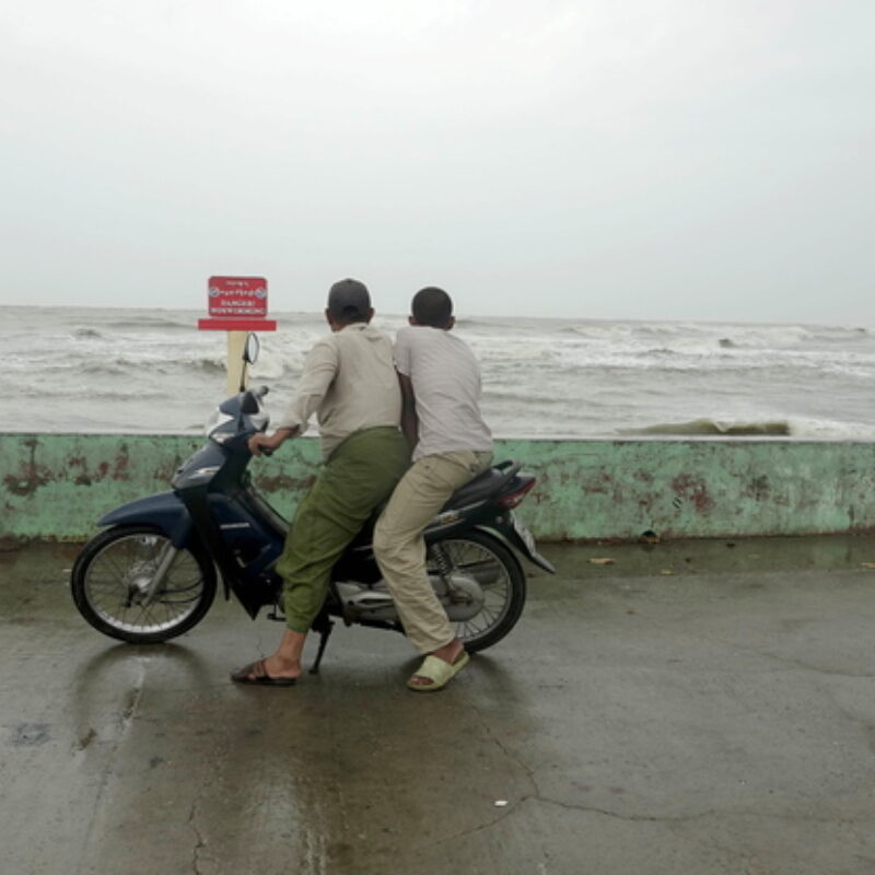 epa10624888 People watch the sea in Sittwe, Rakhine State, Myanmar, 13 May 2023. A Very Severe Cyclonic Storm 'Mocha' formed at the Bay of Bengal and is expected to move towards Myanmar-Bangladesh border on 14 May, according to the Department of Meteorology and Hydrology in Myanmar. EPA/NYUNT WIN