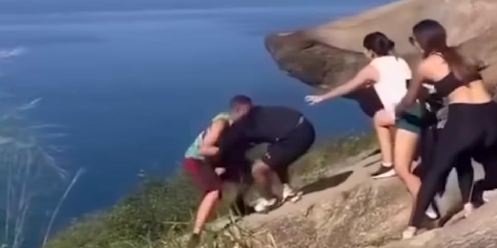 Rissa per una foto in cima a Pedra do Telegrafo, due turisti rischiano di precipitare VIDEO