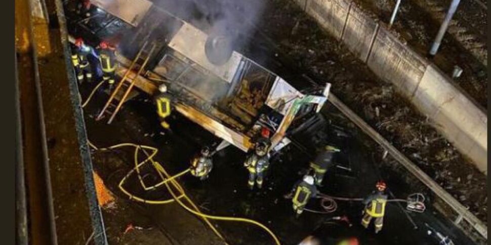 Apocalisse a Mestre: bus precipita da un cavalcavia sui binari e prende fuoco: 21 morti, tra cui due bambini, e 18 feriti