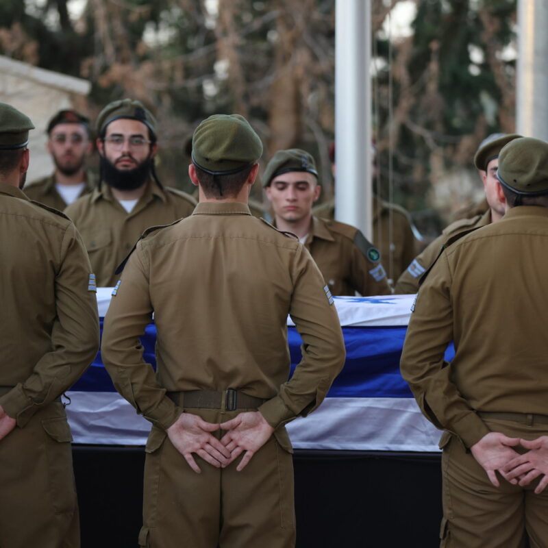 epa10964587 Israeli soldiers stand by the coffin of Israeli female soldier Yam Geles during her funeral in Modiin, Israel , 08 November 2023. Staff Sergeant Yam Geles was killed on October 07 by Hamas militants as they launched a surprise attack against Israel from the Gaza Strip. EPA/ABIR SULTAN