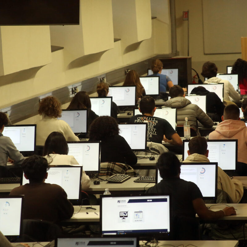 Un'aula d'esame durante il test di ammissione alla facolta' di Medicina dell'Universita'. Genova, 13 aprile 2023.ANSA/LUCA ZENNARO