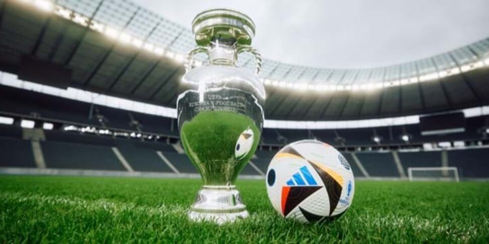 Pallone tecnologico Adidas "Fussballliebe" per Euro 2024: rivelerà falli di mano e fuorigioco