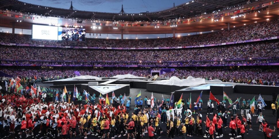 Olimpiade di Parigi, in corso la cerimonia di chiusura. Italvolley femminile nella leggenda battendo gli Usa 3 0