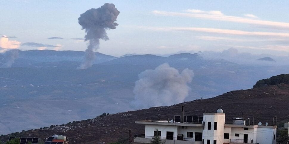 https://gsud.cdn-immedia.net/2024/09/Smoke-billows-from-the-site-of-Israeli-airstrikes-that-targeted-Lebanese-villages-as-seen-from-Marjaayoun-southern-Lebanon-early-23-September-2024-970x485.jpg