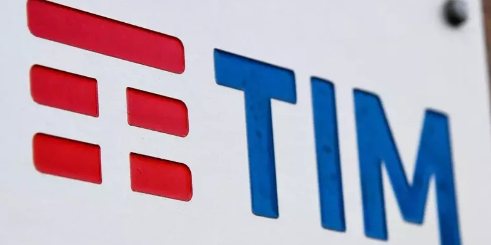 Poste Italiane lanciano un’offerta pubblica di acquisto e scambio su Tim da 10,8 miliardi Poste Italiane lanciano un’offerta pubblica di acquisto e scambio su Tim da 10,8 miliardi