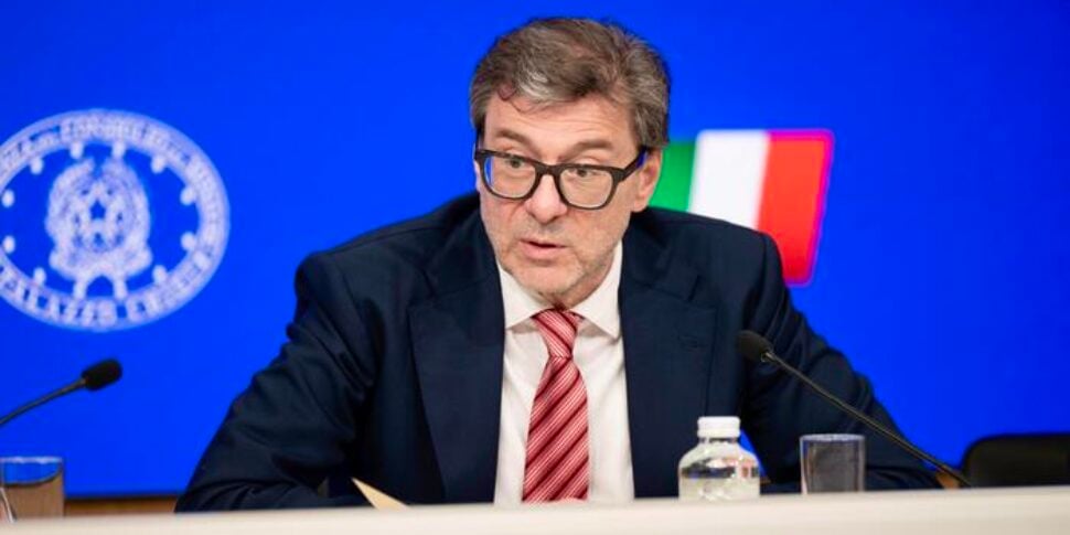 Il governo approva il documento di finanza pubblica: crescita 2025 +0,5%, deficit/Pil al 3%. Si punta alla ...