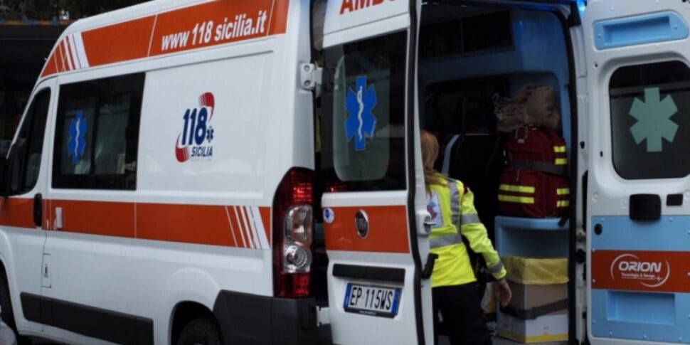 Bambino di 4 anni risponde al telefono e aiuta i sanitari a salvare la mamma