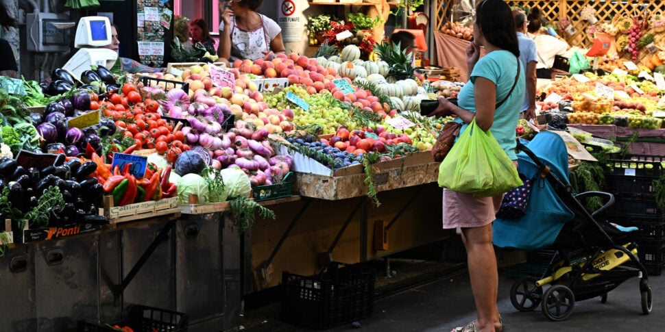 Stabile la spesa per i consumi, ma un terzo italiani taglia sul cibo