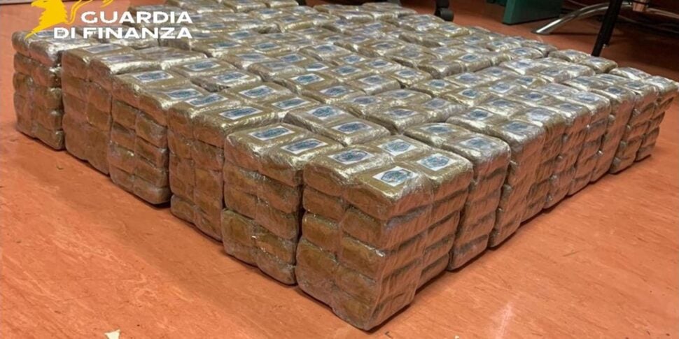 Operazione 'Litorale Pulito': I Finanzieri Sgomberano una Rete di Traffico di Droga nel Pontino, 16 Arrestati