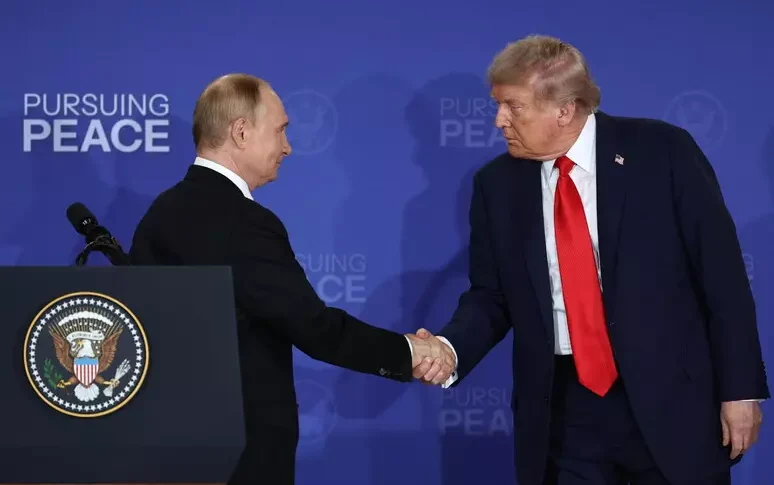 Trump: «Colloquio molto produttivo» con Putin. E su Hamas: "Se continua a uccidere dovremo farli fuori" Trump: «Colloquio molto produttivo» con Putin. E su Hamas: "Se continua a uccidere dovremo farli fuori"
