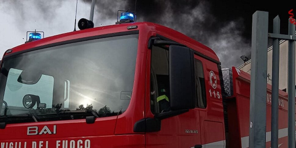 incendio in un condominio tre morti nel milanese le vittime sono madre padre e figlio