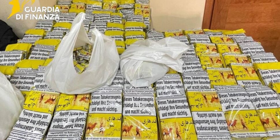 Sequestrati 56 chili di tabacco Gutka di contrabbando. Il carico destinato ad un asiatico residente a Caltanissetta Sequestrati 56 chili di tabacco Gutka di contrabbando. Il carico destinato ad un asiatico residente a Caltanissetta