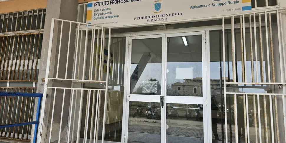 Cede parte del tetto all