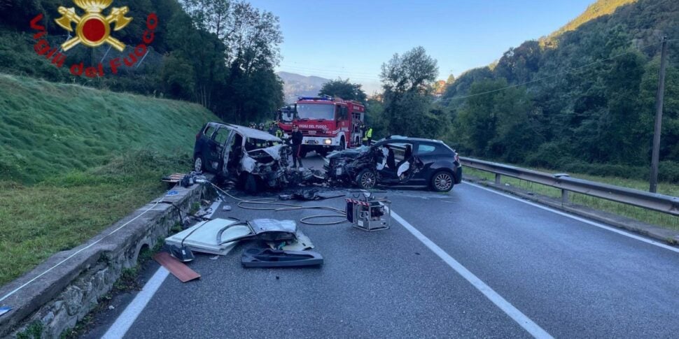 Auto gpl prende fuoco dopo un frontale nel Bergamasco, due morti