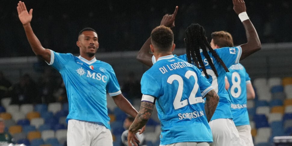 Il Napoli batte in rimonta 2 1 il Genoa dopo una prima frazione sottotono