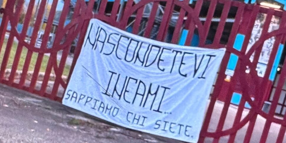 Agguato al bus, la Digos indaga sullo striscione di minacce: al vaglio altre posizioni sull Agguato al bus, la Digos indaga sullo striscione di minacce: al vaglio altre posizioni sull