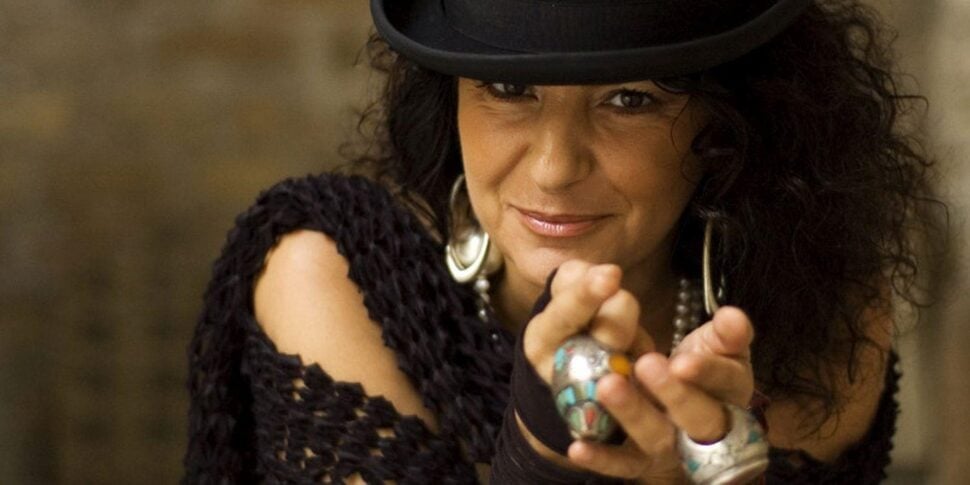 “Volver”, il nuovo doppio album di Aida Satta Flores: tra folk, jazz e impegno civile “Volver”, il nuovo doppio album di Aida Satta Flores: tra folk, jazz e impegno civile