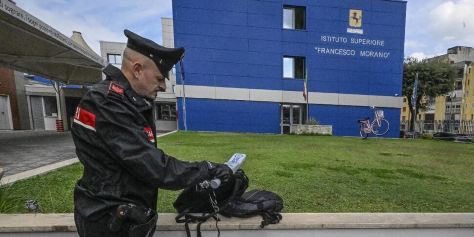 troppi coltelli tra i banchi scatta il piano metal detector nelle scuole di napoli