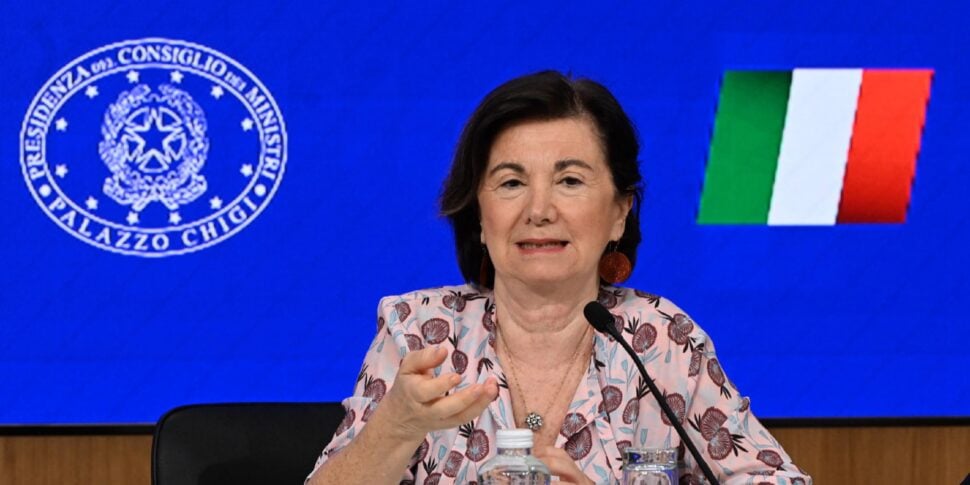 La ministra Roccella contro le gite scolastiche ad Auschwitz. L