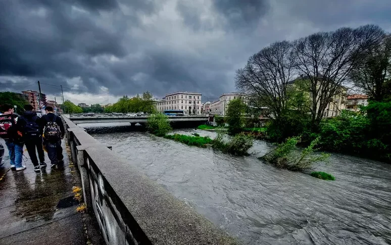 Bimbo di 3 mesi cade con il passeggino nel fiume a Torino, ricoverato
