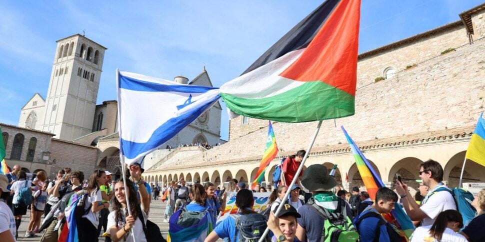 Oltre 200mila alla PerugiAssisi, in marcia per la pace con le bandiere di Palestina ed Israele intrecciate