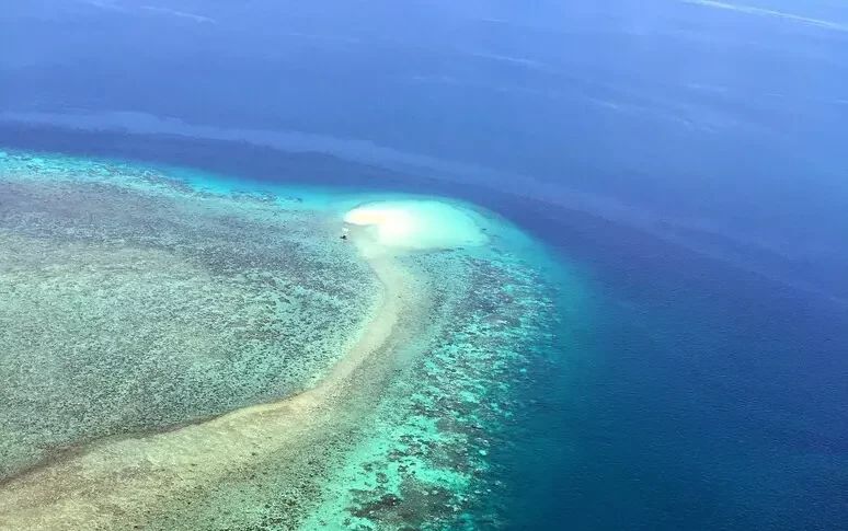 Abbandonata dalla nave da crociera su un Abbandonata dalla nave da crociera su un