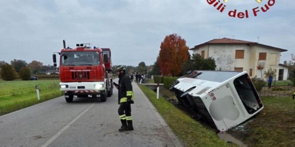 Bus con a bordo 50 ragazzi si scontra con un Suv a Treviso. Morto l Bus con a bordo 50 ragazzi si scontra con un Suv a Treviso. Morto l