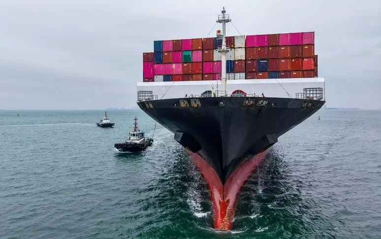 Controllo su un cargo a Livorno, due migranti si gettano a mare e uno muore: l Controllo su un cargo a Livorno, due migranti si gettano a mare e uno muore: l