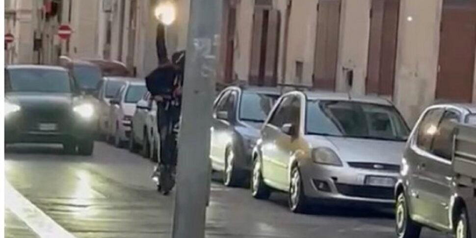 Virali i video di persone che sparano in strada a Molfetta, una a bordo di un monopattino Virali i video di persone che sparano in strada a Molfetta, una a bordo di un monopattino