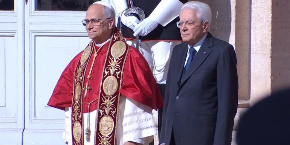 Papa Leone accolto da Mattarella al Quirinale: il programma della visita di Stato Papa Leone accolto da Mattarella al Quirinale: il programma della visita di Stato