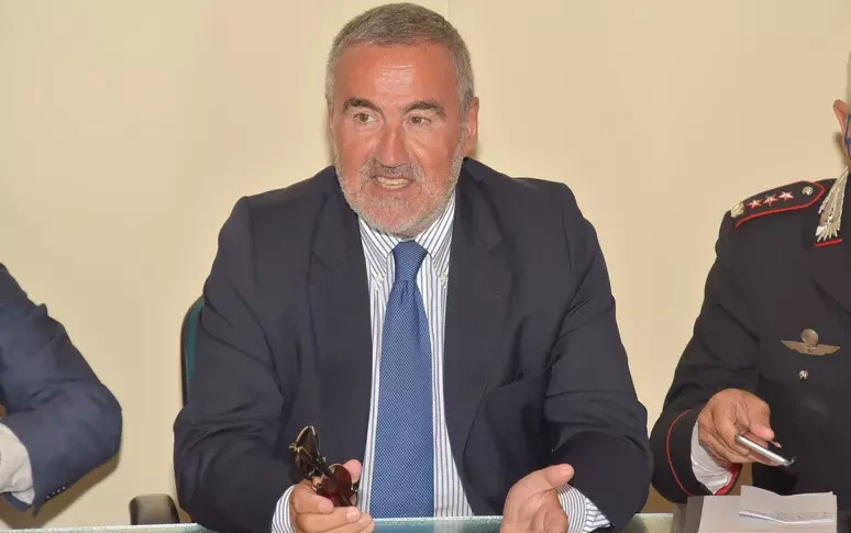 inchiesta clean 2 perquisito il pm di milano pietro paolo mazza sulle spese per ristoranti corse ai cavalli e auto di lusso