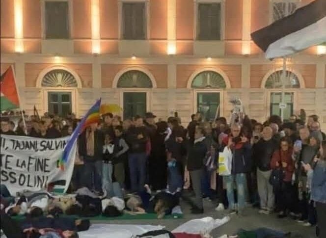 meloni tajani salvini farete la fine di mussolini polemica per uno striscione esposto a bisceglie