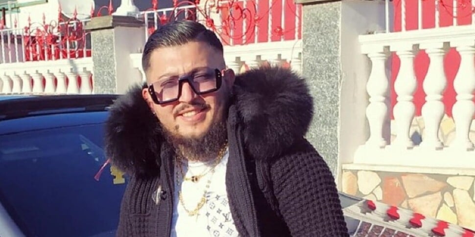 Minaccia Gualtieri sui social con un fucile in mano: "Mi hai buttato giù casa". Il sindaco: "Avanti contro le mafie" Minaccia Gualtieri sui social con un fucile in mano: "Mi hai buttato giù casa". Il sindaco: "Avanti contro le mafie"