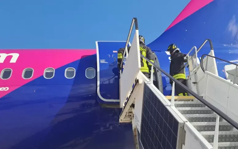 atterraggio di sicurezza a napoli per un volo sharm roma fumo sospetto nella stiva a bordo molti turisti e la stampa al seguito di meloni