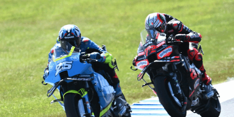 Doppietta Aprilia nella gara sprint a Phillip Island, con Marco Bezzecchi davanti a Raul Fernandez Doppietta Aprilia nella gara sprint a Phillip Island, con Marco Bezzecchi davanti a Raul Fernandez