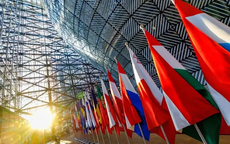 Asse Usa Ue: via libera alle nuove sanzioni contro il petrolio russo. Bombe su un asilo a Kharkiv. Trump annulla l Asse Usa Ue: via libera alle nuove sanzioni contro il petrolio russo. Bombe su un asilo a Kharkiv. Trump annulla l